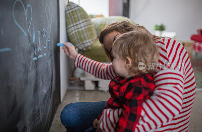 mother work´s and play with her child